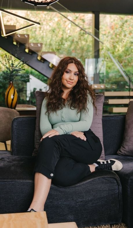 Alessia Cara 独占ポルノスター ギャラリー