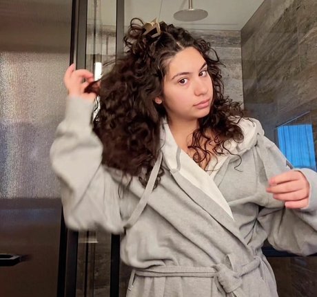 Alessia Cara セックス女優 写真