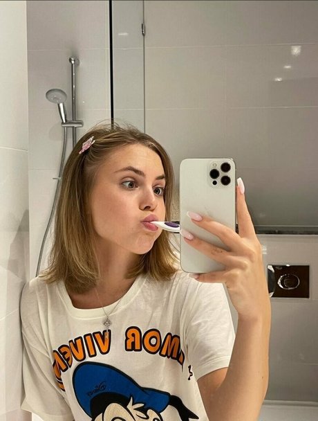 claudia nerdy モデル 写真