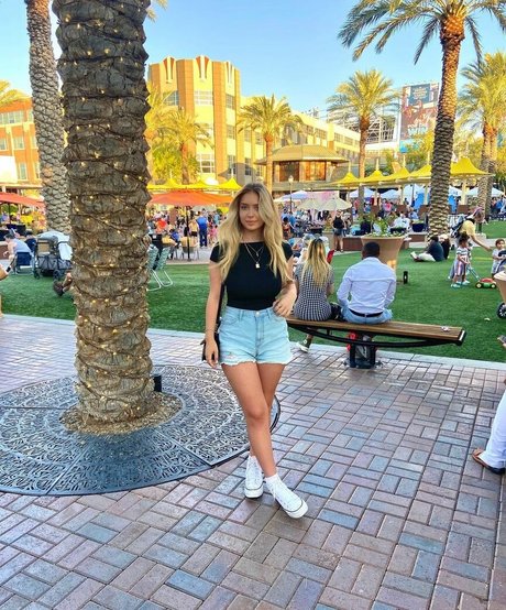 Caitlin Betterly 素敵なモデル 写真