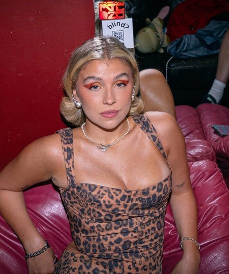 Caity Baser ヌードスター 画像