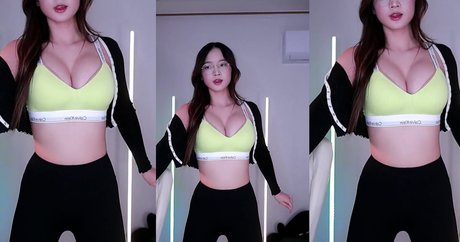 公共の場での猫のOnlyFans ホットヌード 写真