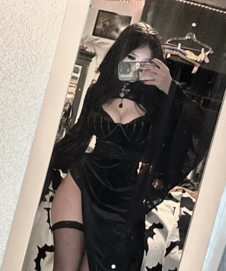 ゴスアジアンOnlyFans ホット裸 写真