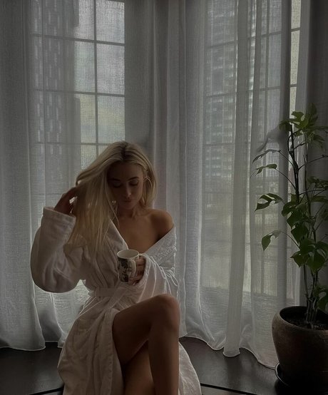 Nicola Hughes かわいいスター ギャラリー