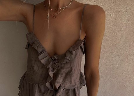 Nicola Hughes xxxスター 写真