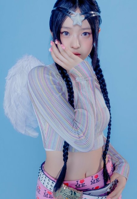 Hanni Pham 裸のモデル 画像