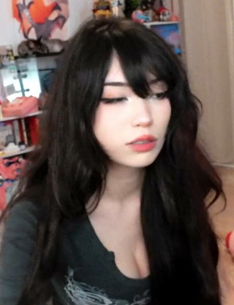 黒髪の熟女OnlyFans 美しい裸 画像