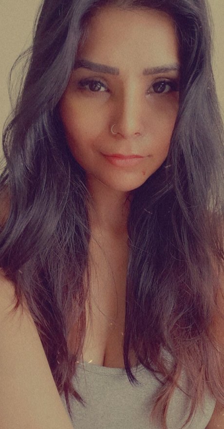 Annie Sharma ヌードのポルノスター 写真