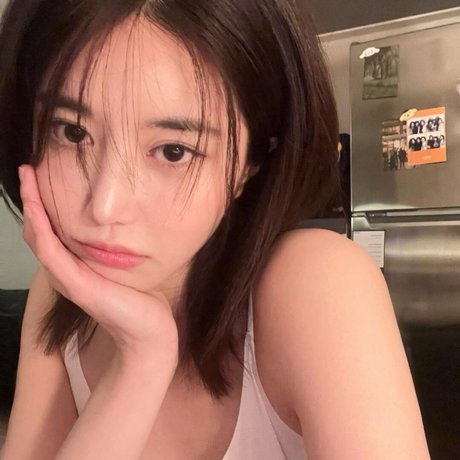 Lee Hayun_ top profile image