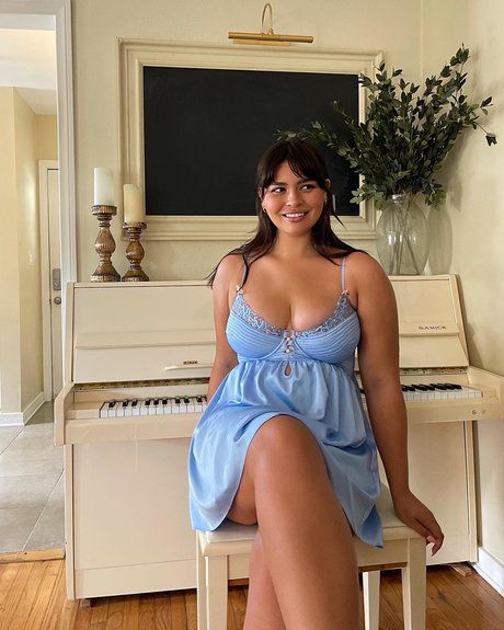 黒髪の熟女OnlyFans 美しいヌード 画像