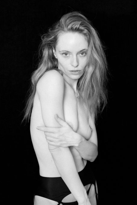 金髪ストリップOnlyFans アートヌード 写真