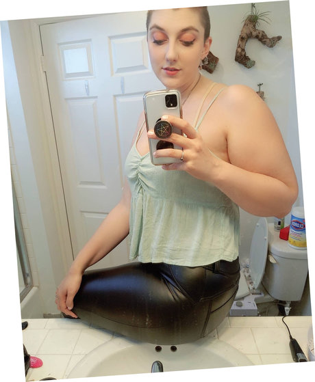 ディスコード トランス OnlyFans ポルノグラフィック 写真