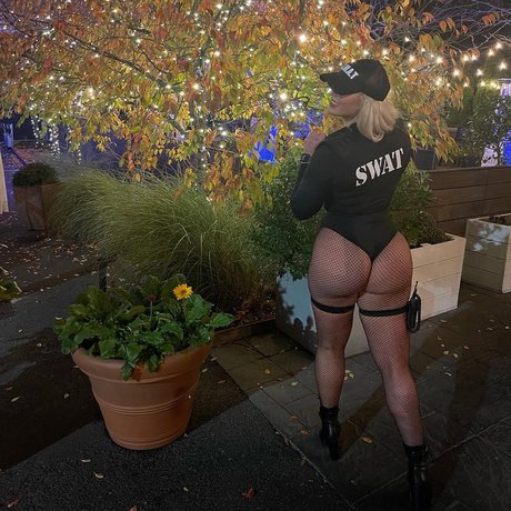 Dr Colette Larsen ポルノモデル 写真