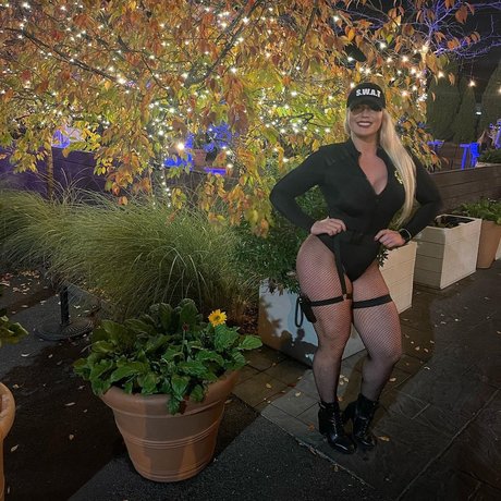 Dr Colette Larsen 完璧なモデル 写真