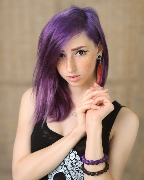 Eliza Satu ホットなモデル 画像