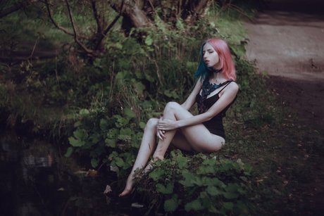 Eliza Satu ヌードスター 写真