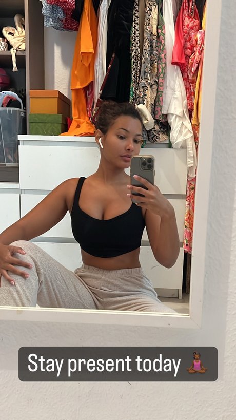 黒のランジェリーOnlyFans ポルノ 画像