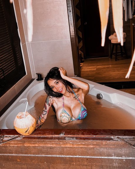 Leng Yein ヌードモデル 画像