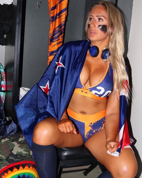 小柄なブロンドの熟女OnlyFans ポルノグラフィック 写真