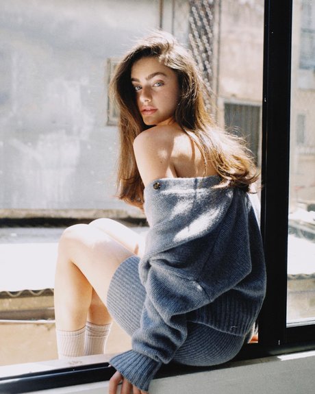 Yael Shelbia ヌードモデル 写真