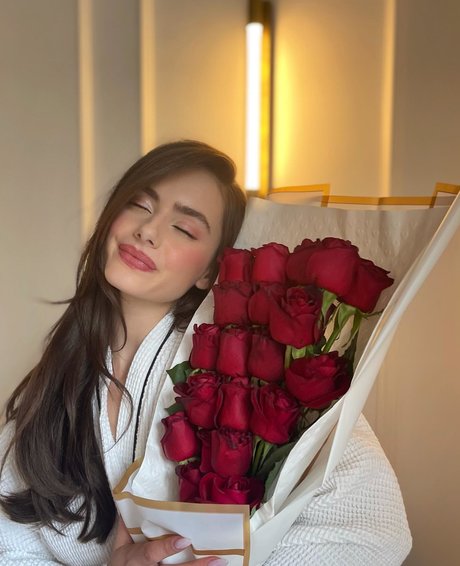 Yael Shelbia エロティックモデル 写真