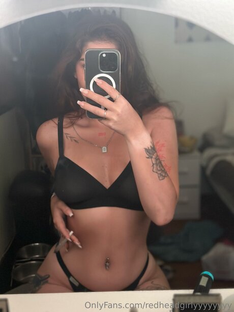 Redheadgirlyyyyyyyy エロティックモデル 画像