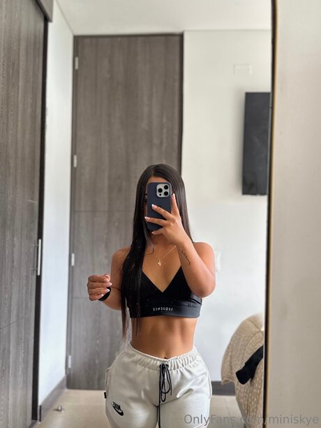 Miniskye ヌードのポルノスター 写真