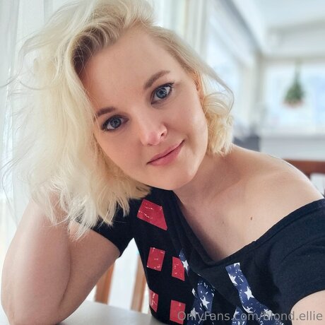 Blond Ellie ポルノスター 写真