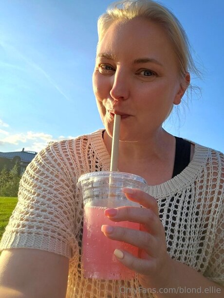 Blond Ellie xxxポルノスター 写真