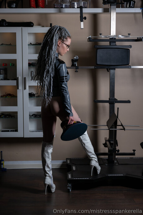 Mistressspankerella ホットなポルノスター 写真