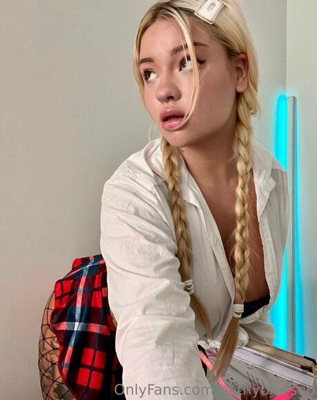 Lovelynathy かわいいポルノスター 画像