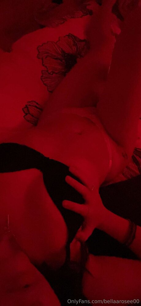 細身の巨乳OnlyFans 美しいヌード 写真