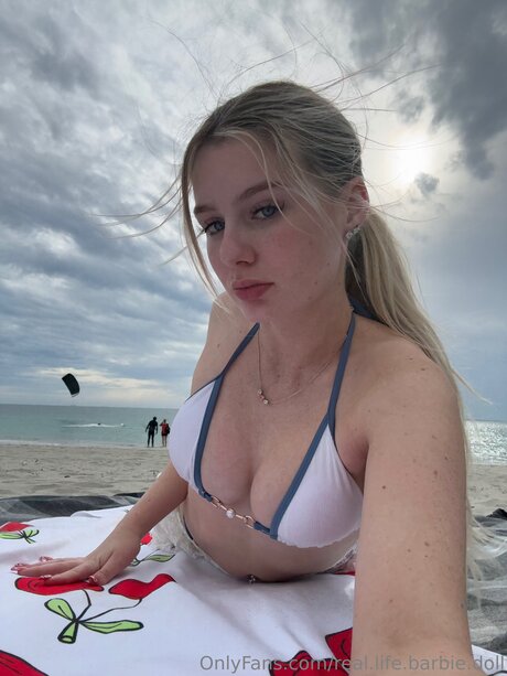 Real Life Barbiee 裸の女優 写真