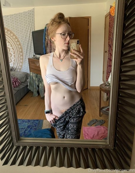 ブルネットの看護師OnlyFans HD 写真