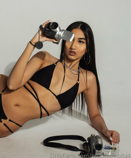 unasbombitas セクシーモデル 画像