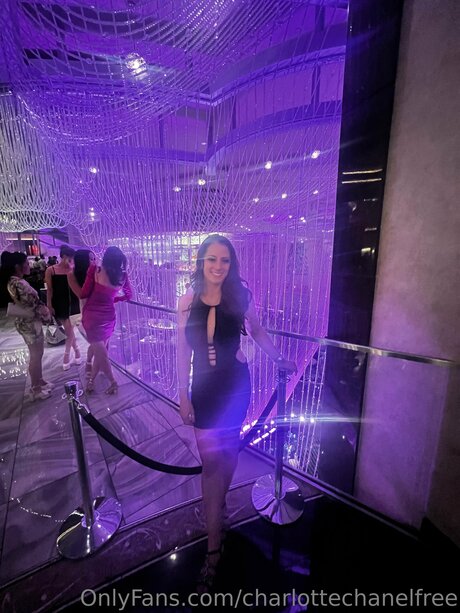 Charlottechanelfree エロティックモデル 写真