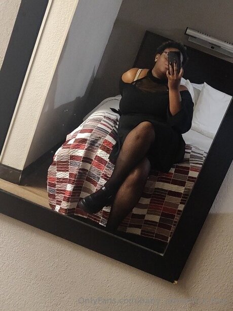 ニューハーフ 熟女 OnlyFans ホット裸 写真