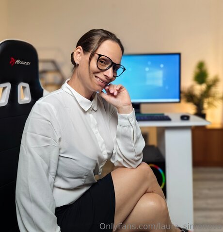 Laura Simonova ポルノスター パーフェクト アーカイブ