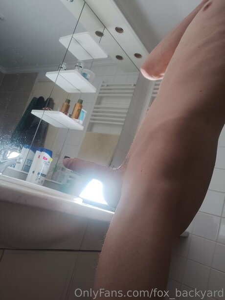 Fox Backyard エロティックモデル ギャラリー