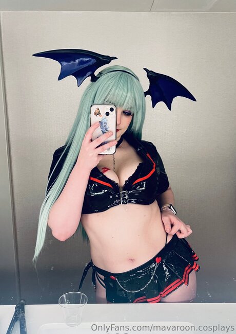 Mavarooniee ポルノスター アート アーカイブ