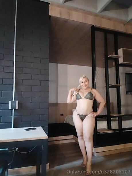 U328205107 高品質のポルノスター 写真