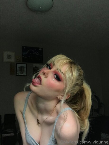 小柄なブロンドの熟女OnlyFans 無料ヌード 写真