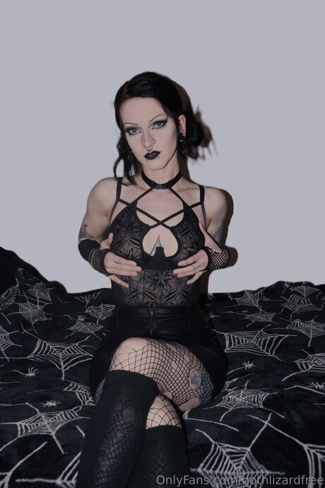 Gothlizardfree セクシーモデル 画像