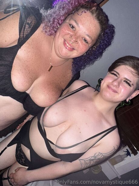 Novamystique666 ポルノスター 独占 写真