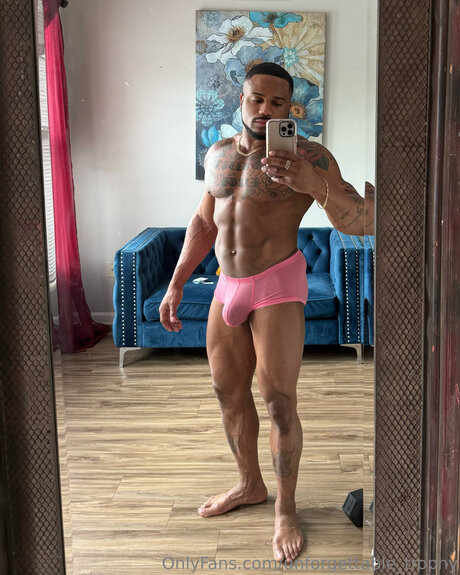 Unforgettable Trophy 裸のモデル 画像