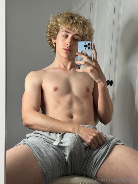 ブルネットの看護師OnlyFans ヌード 画像