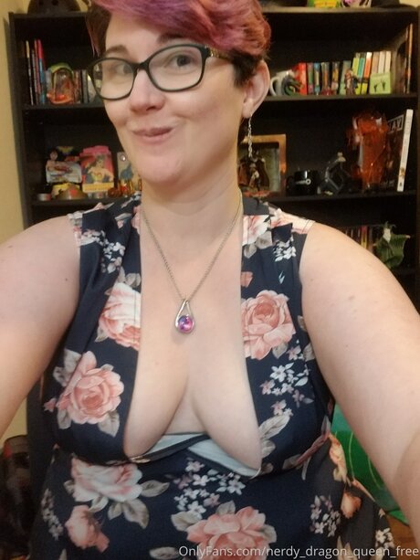 Nerdy Dragon Queen Free 女優 写真