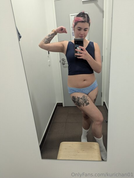 若い熟女OnlyFans セクシーヌード 画像