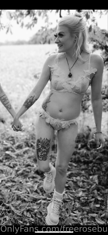 Freerosebud 美しいモデル 写真