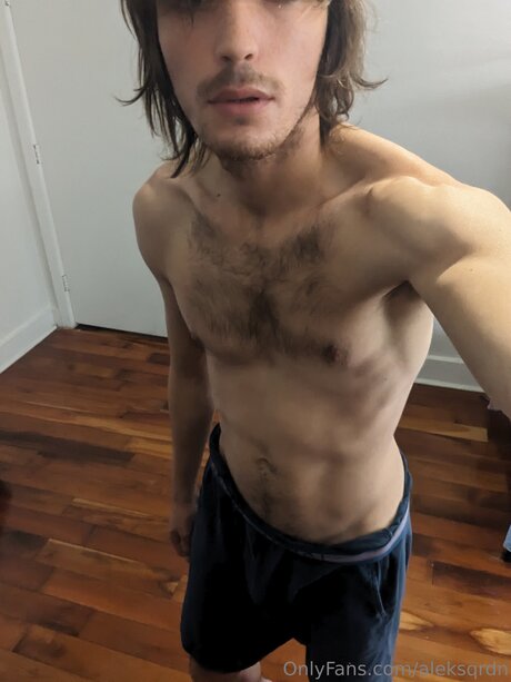 Aleksqrdn セクシーモデル 写真